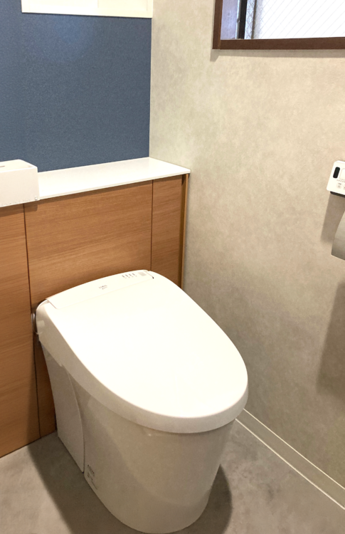 タンクも掃除道具もスッキリ隠せる人気のトイレ